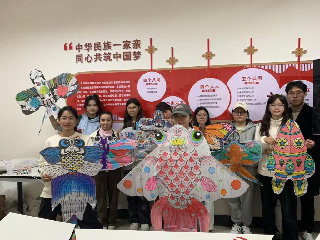 放飛夢(mèng)想，共繪青春——我校組織學(xué)生開(kāi)展“一站式”紙鳶藝術(shù)體驗(yàn)活動(dòng)